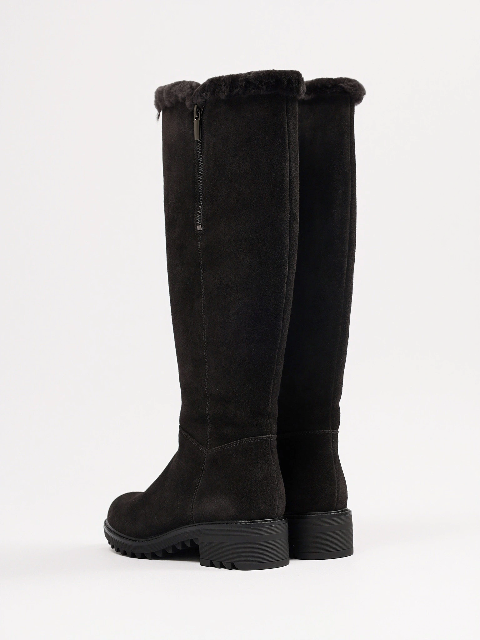 Сапоги темно-коричневого цвета с оторочкой на рельефной подошве